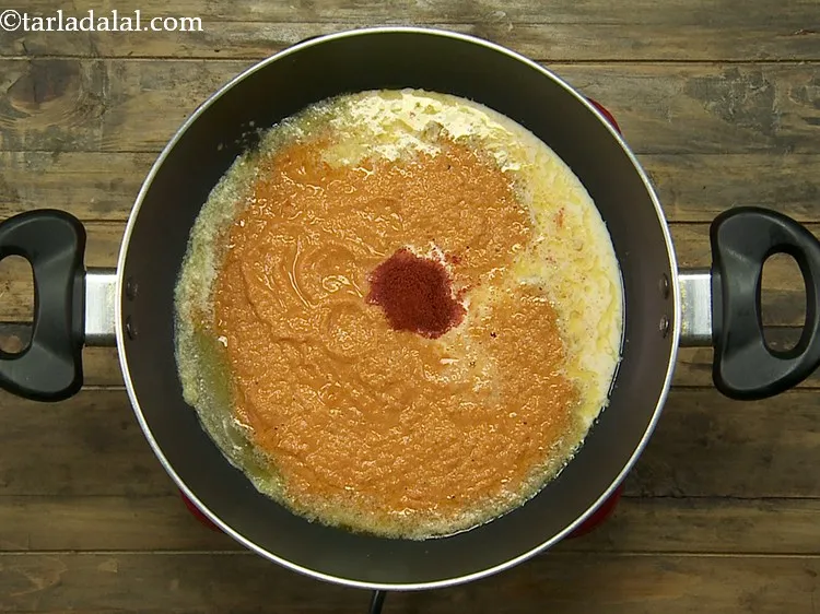 स्टेप 19 – कश्मीरी लाल मिर्च पाउडर डालें। यह ग्रेवी को एक अच्छा …
