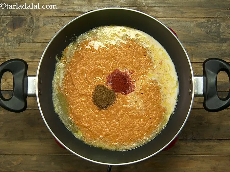 स्टेप 20 – गरम मसाला और नमक डालें। मैंने <a href=""https://www.tarladalal.com/Garam-Masala-hindi-163r"" target=""_blank""><strong>गरम मसाला</strong></a> …