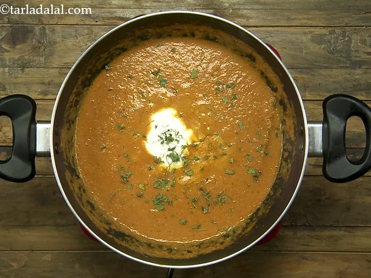 स्टेप 23 – कसूरी मेथी डालें। अधिकतम स्वाद पाने के लिए हमेशा कसूरी …