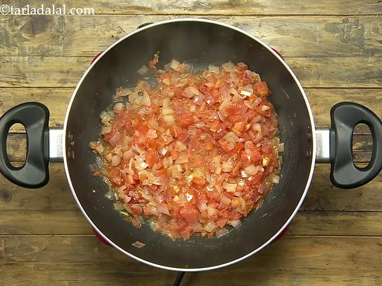 स्टेप 5 – अच्छी तरह से मिलाएं और मध्यम आंच पर बीच-बीच में …