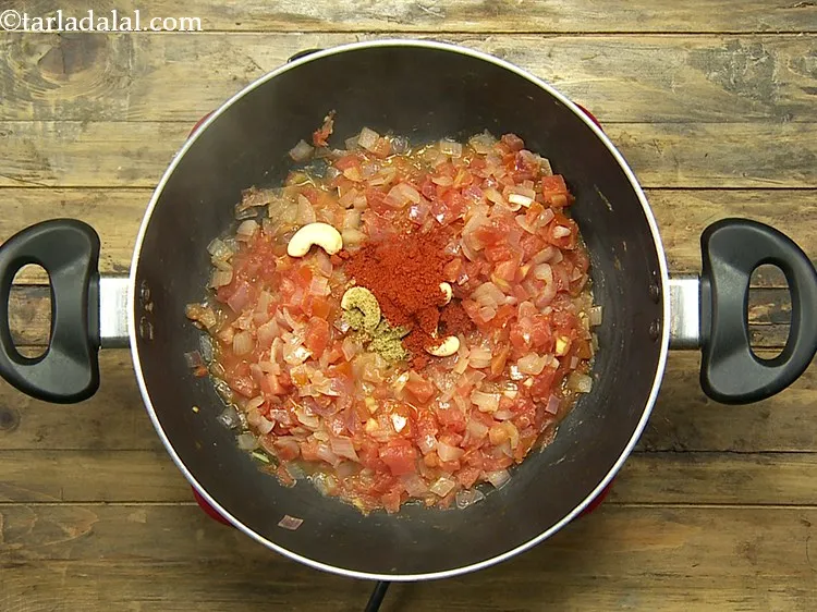 स्टेप 8 – मिर्च पाउडर डालें। चमकीले नारंगी लाल रंग की ग्रेवी पाने …