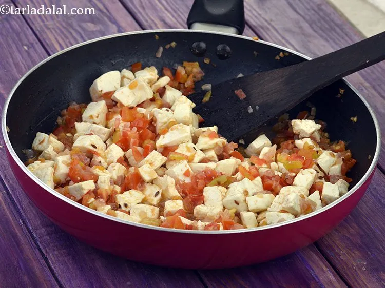 स्टेप 12 – पनीर डालें। यदि आप बाजार से फ्रोज़न पनीर लाते हैं, …