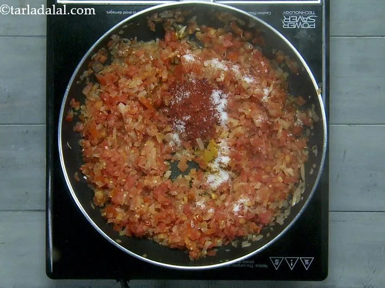 स्टेप 10 – नमक डालें और अच्छी तरह मिलाएँ।