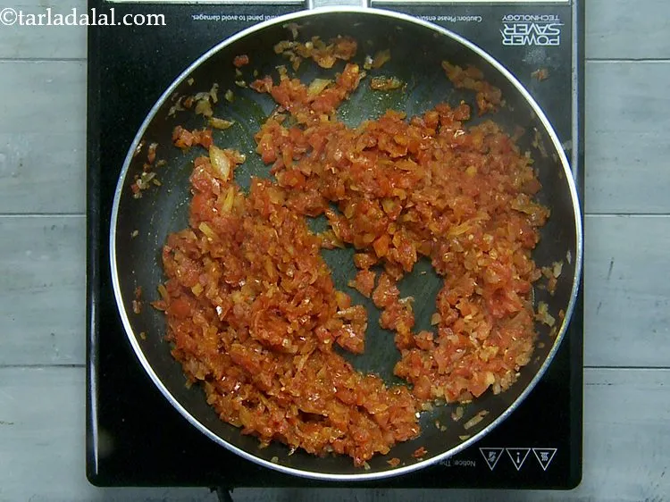 स्टेप 11 – मध्यम आंच पर १ से २ मिनट तक पकाएं।