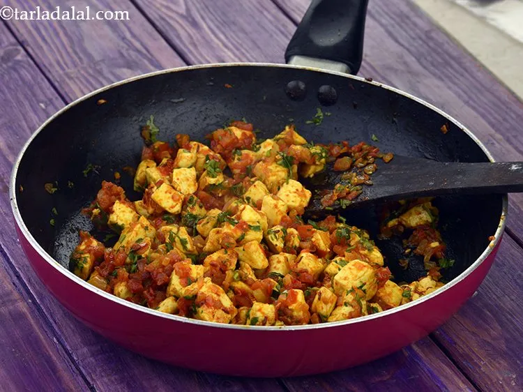 स्टेप 14 – धनिया डालें और पनीर खुरचन को अच्छी तरह मिलाएँ।