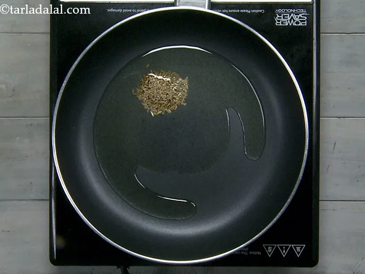 स्टेप 2 – तेल के मध्यम गरम होने के बाद जीरा डालें।