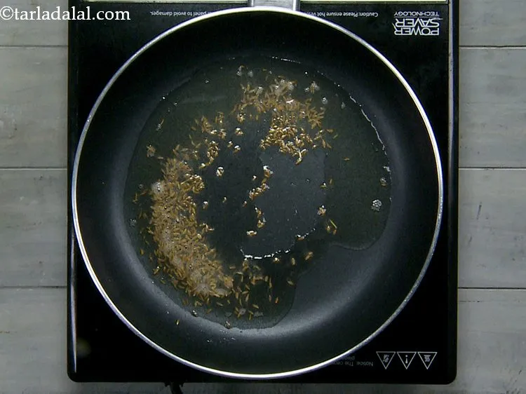 स्टेप 3 – कुछ सेकंड के लिए उन्हें मध्यम आंच पर भून लें।