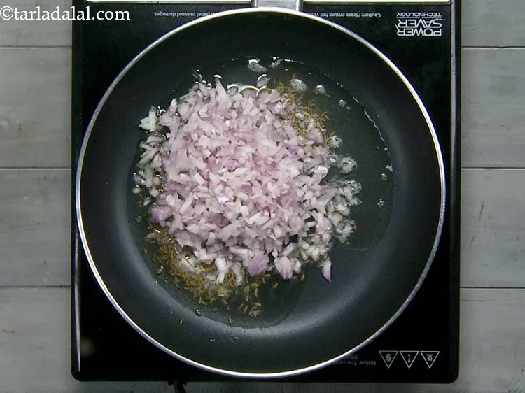 स्टेप 4 – प्याज़ डालें।