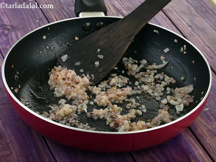 स्टेप 5 – प्याज को मध्यम आंच पर २ से ३ मिनट तक …