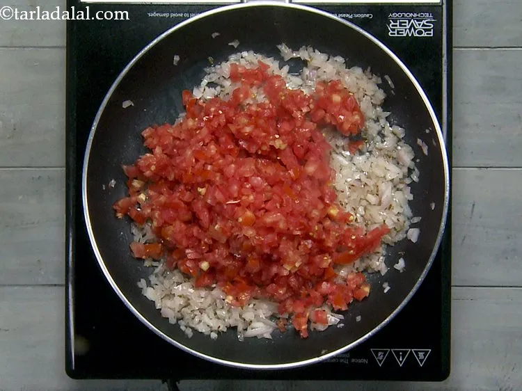स्टेप 6 – टमाटर डालें। इसके अलावा, <strong>पनीर खुरचन</strong> को और अधिक स्वादिष्ट …