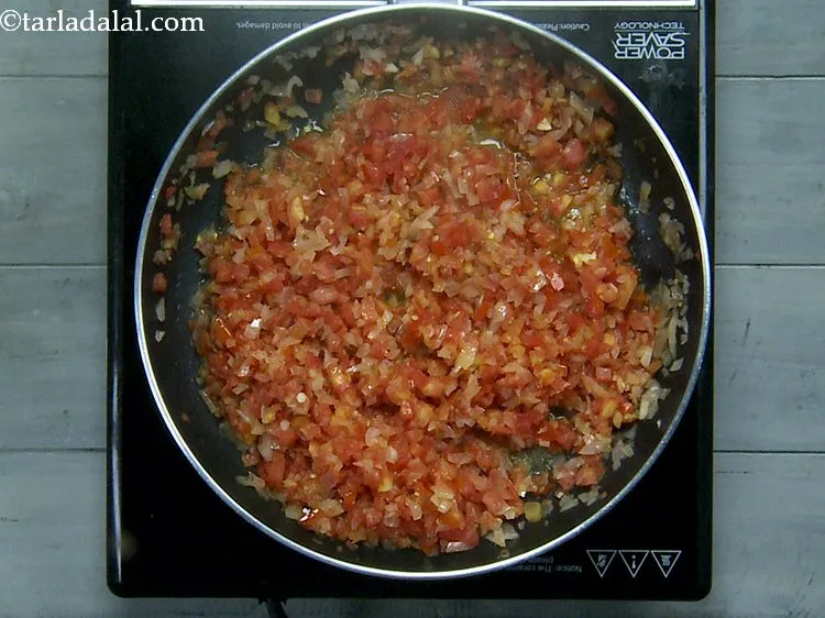 स्टेप 7 – धीरे से मिलाएं और मध्यम आंच पर ३ से ४ …