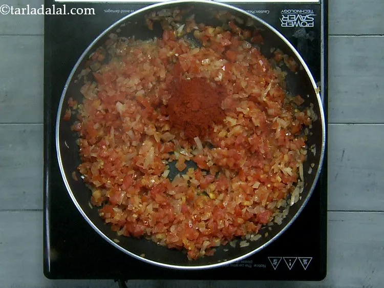 स्टेप 8 – मिर्च पाउडर डालें। अपने स्वाद के अनुरूप मात्रा समायोजित करें।