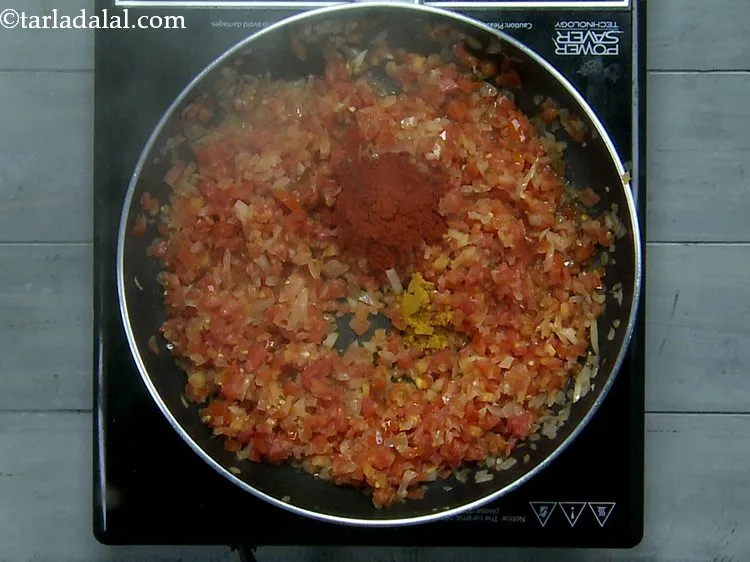 स्टेप 9 – <div> हल्दी पाउडर डालें।</div> <div> &nbsp;</div>