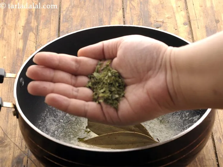 स्टेप 15 – कसुरी मेथी डालें।