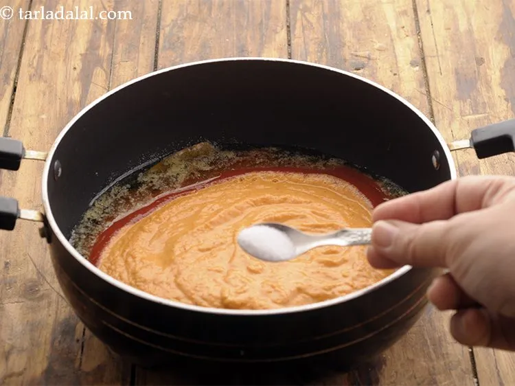 स्टेप 18 – तैयार ग्रेवी और नमक डालें।