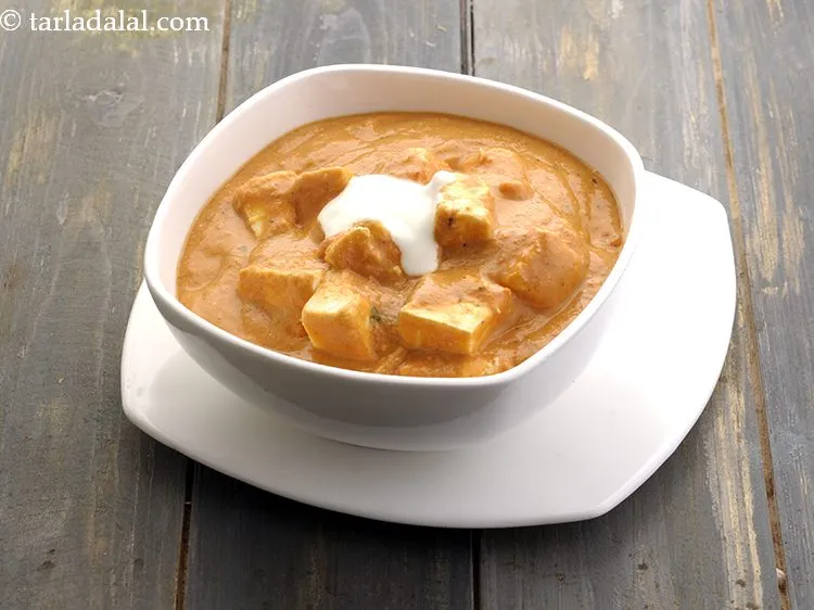 Step 28 – Remove the <strong>paneer makhani subzi</strong> in serving bowls, garnish with fresh cream.