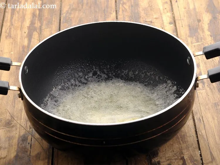 स्टेप 9 – <strong>पंजाबी स्टाइल पनीर मखनी</strong> बनाने के लिए एक गहरी कढ़ाही …