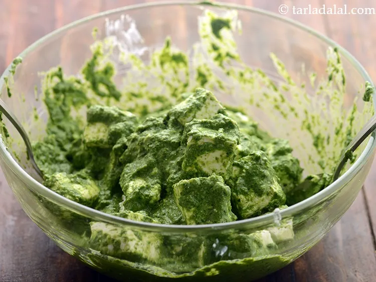 स्टेप 23 – काजू के टुकड़े डालें। यह&nbsp;पनीर मखमली&nbsp;सब्ज़ी को हल्का मीठा और …