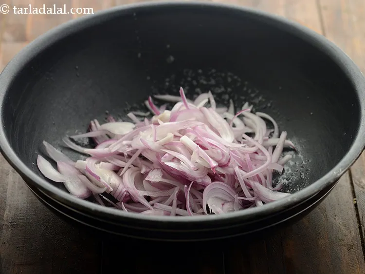 स्टेप 15 – प्याज़ डालें।