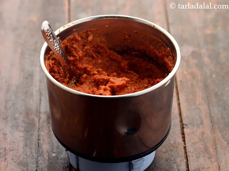 स्टेप 10 – लगभग १/४ कप पानी की मदद से मुलायम पेस्ट बना …