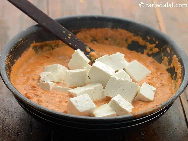 स्टेप 20 – पनीर डालें। यदि आपको पनीर कुरकुरा पसंद है, तो ग्रेवी …