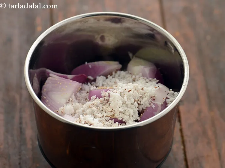 स्टेप 3 – ताजा कसा हुआ नारियल डालें। यदि ताजा नारियल उपलब्ध नहीं …