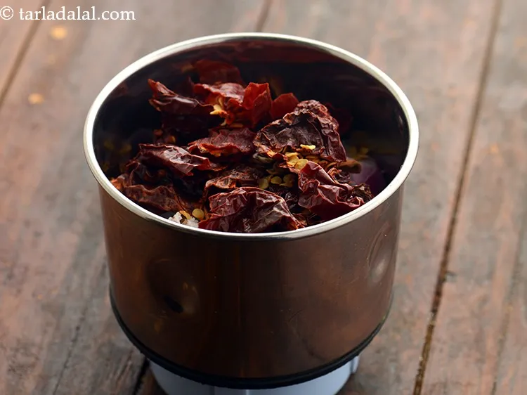 स्टेप 6 – सूखी कश्मीरी लाल मिर्च को तोड़कर मिक्सर में डालें। ज्यादा …