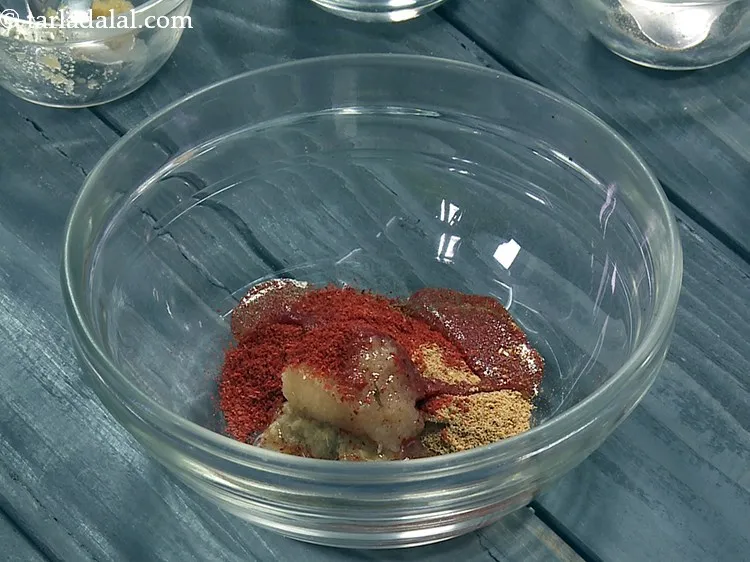 Step 15 – Add 1 tsp&nbsp;<a href="https://www.tarladalal.com/glossary-lemon-juice-numbi-ka-ras-nimbu-ka-juice-471i">lemon juice</a>.