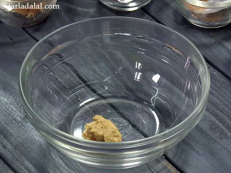 Step 10 – Then make the marinate. For that add 1/2 tsp&nbsp;<a href="https://www.tarladalal.com/glossary-ginger-paste-adrak-ki-paste-457i">ginger (adrak) paste</a> in a bowl.&nbsp;