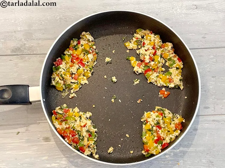 Step 17 – Divide the topping of <strong>paneer open toast&nbsp;|&nbsp;paneer vegetable toast&nbsp;|&nbsp;healthy paneer toast&nbsp;|&nbsp;cottage cheese Indian toast&nbsp;| </strong>into …