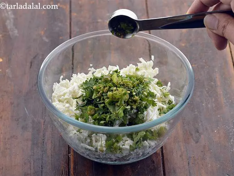 स्टेप 10 – तिखेपन के लिए बारीक कटी हुई मिर्च डालें।