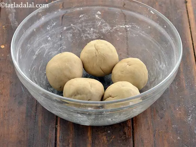 Step 15 – Divide the dough into 5 equal portions for the <strong>Punjabi paneer paratha</strong>.