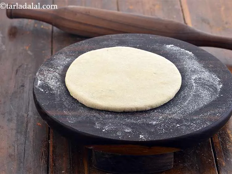 स्टेप 21 – थोड़े से गेहूं के आटे का उपयोग कर के फिर …