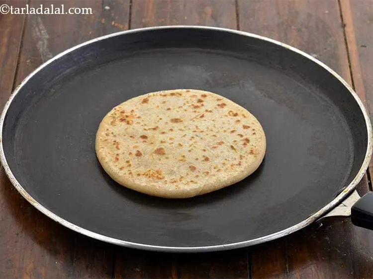 स्टेप 23 – हल्के भूरे रंग के धब्बे दिखने तक एक तरफ पकाएं …