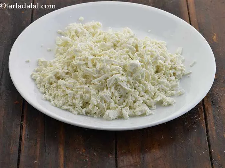 Step 7 – Thickly grate the paneer. You can even use crumbled paneer here.