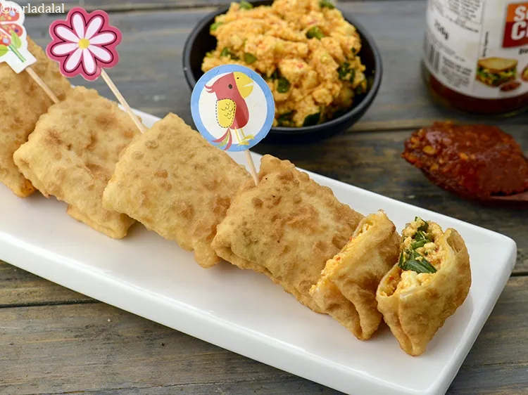 स्टेप 18 – <a href=""https://www.tarladalal.com/honey-chilli-sauce-hindi-4179r"">हनी चिली सॉस</a>&nbsp;&nbsp;के साथ तुरंत परोसें ।