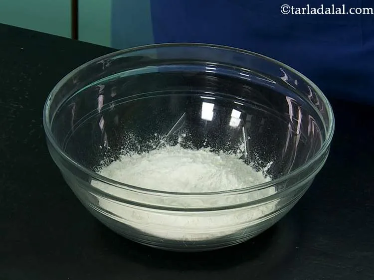स्टेप 1 – एक साफ़ और बड़ा गहरा कटोरा लें और उसमें आटा …
