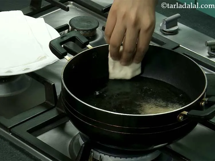 स्टेप 15 – एक गहरे नॉन-स्टिक पैन में तेल गरम करें। जब तेल …