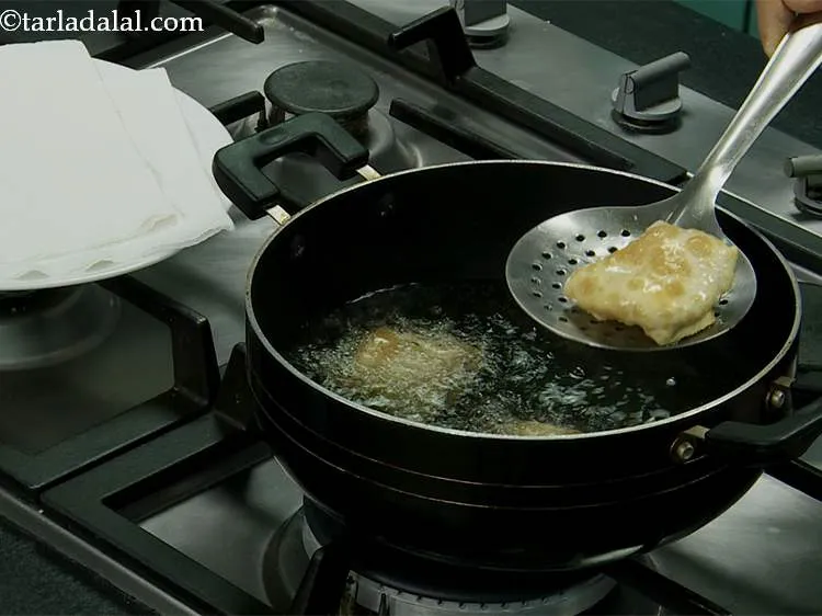 स्टेप 16 – इन्हें मध्यम आंच पर दोनों तरफ से सुनहरा भूरा होने …