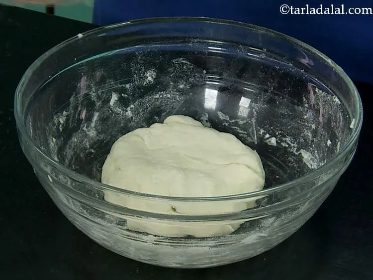 स्टेप 3 – इसे नरम आटे में गूंथना शुरू करें। जब आटा अच्छी …
