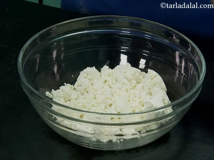 स्टेप 4 – एक गहरे कटोरे में, टुकड़े किए हुए पनीर को डालें। …