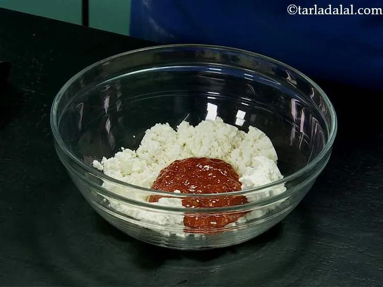 स्टेप 5 – तीखे, मसालेदार लहसुन के स्वाद के लिए <a href=""https://www.tarladalal.com/glossary-schezwan-sauce-schezuan-sauce-hindi-1872i"">शेज़वान सॉस</a> …