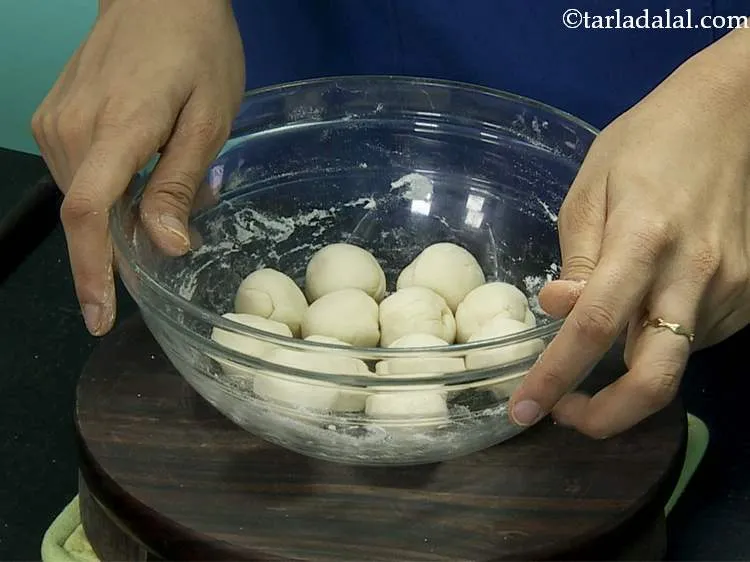 स्टेप 8 – आटे को 12 बराबर भागों में बांटें।