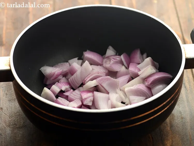 स्टेप 18 – <strong>पनीर पसंदा</strong> के लिए प्याज-काजू की पेस्ट बनाने के लिए, …