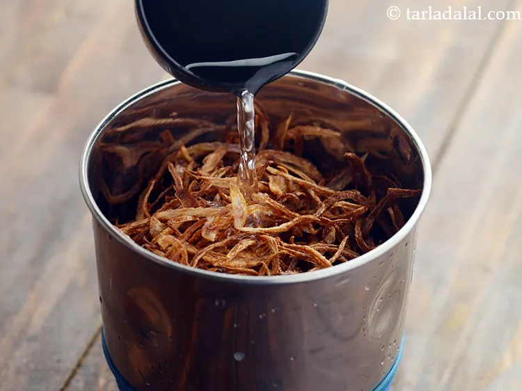 स्टेप 25 – ठंडा हो जाने पर, मिक्सर में १/४ कप पानी के …