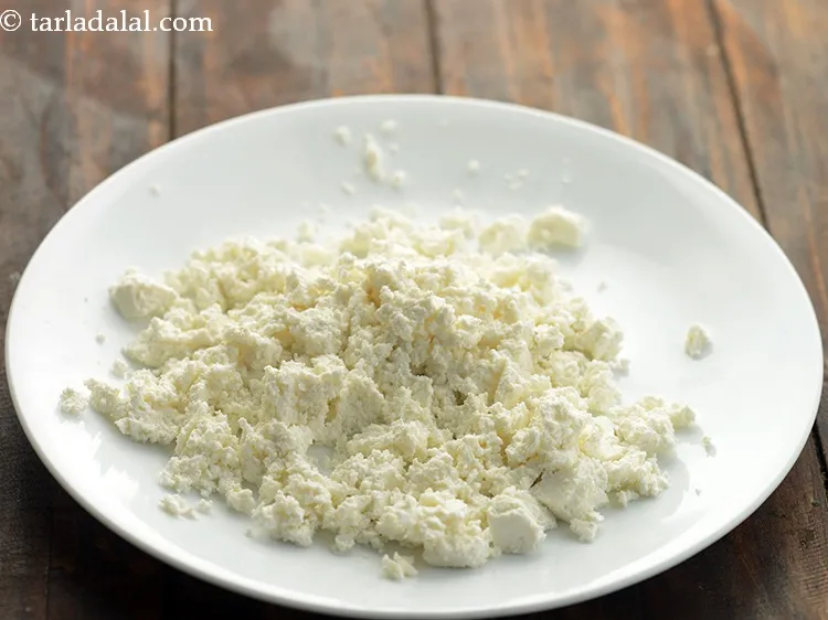 स्टेप 2 – पनीर त्रिकोण के लिए स्टफिंग बनाने के लिए, अपने हाथ …