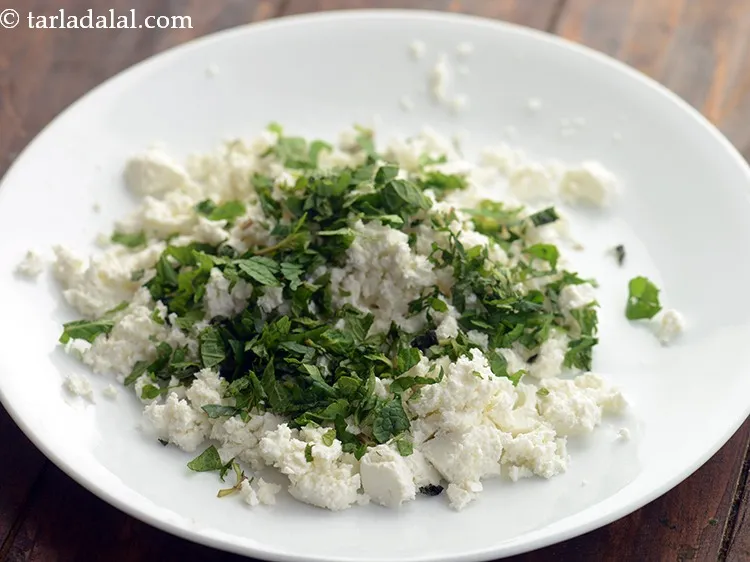 स्टेप 3 – बारीक कटा हरा धनिया डालें।