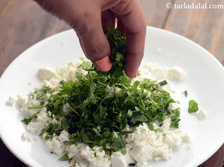 स्टेप 4 – पुदीना के पत्ते डालें।