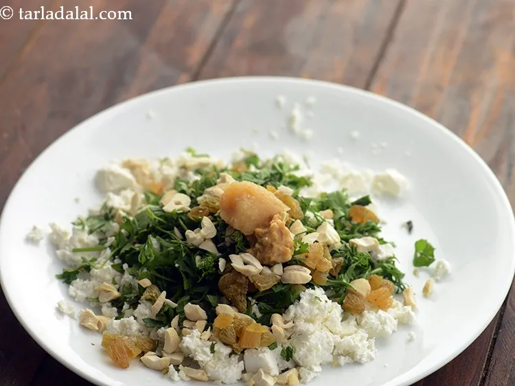 स्टेप 7 – अदरक की पेस्ट डालें।