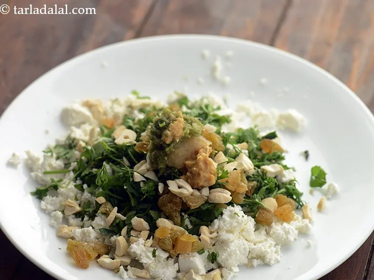 स्टेप 9 – हरी मिर्च की पेस्ट डालें। आप मसाले की मात्रा को …